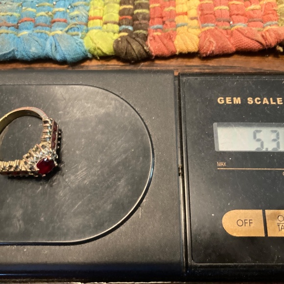 18Kt Gold Garnet Ring - Picture 5 of 5